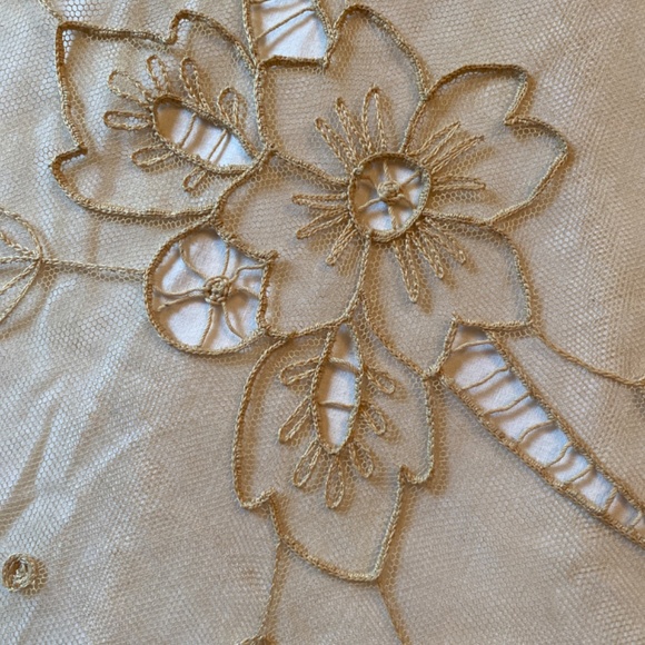 Gorgeous! Vintage Nonna’s Italian Embroidered Tablecloth - Picture 2 of 6